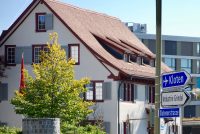 Haus und Wegweiser in Bassersdorf